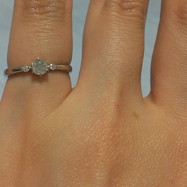 【ラザール ダイヤモンド(LAZARE DIAMOND)の口コミ】 お値段をお安く仕上げて買ったので小粒でもキラキラ光るダイヤモンドがい…