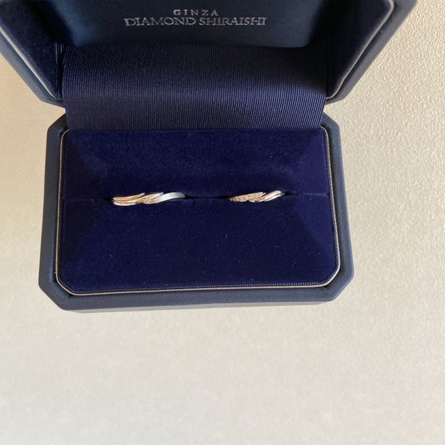 【銀座ダイヤモンドシライシの口コミ】 ウェーブ上にきらめくダイヤが散りばめられており、何十年先も素敵な指輪…