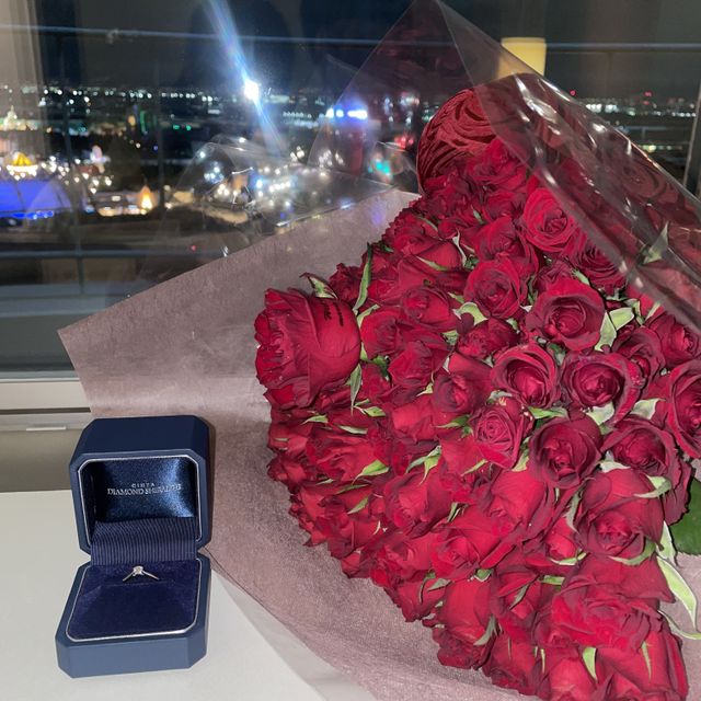 【銀座ダイヤモンドシライシの口コミ】 横から見ると花の形になっています。
リングの高さが低く作られているそう…