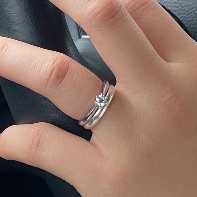 【銀座ダイヤモンドシライシの口コミ】 横から見ると花の形になっています。
リングの高さが低く作られているそう…