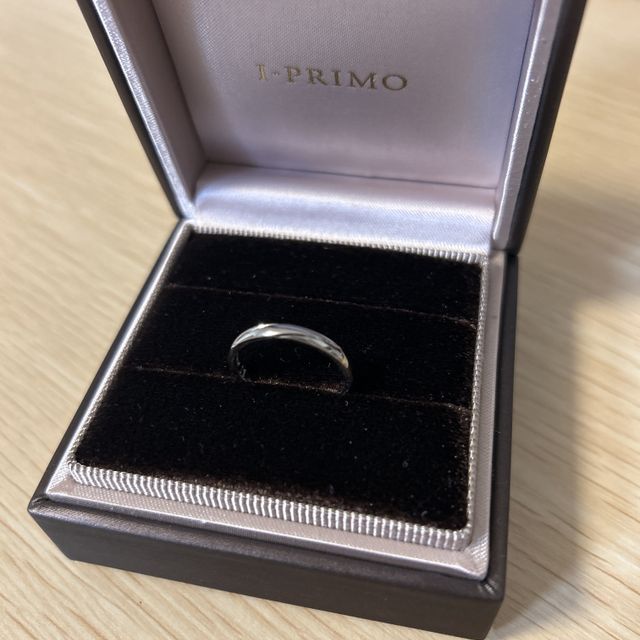 【アイプリモ(I-PRIMO)の口コミ】 デザインはシンプルながらも、指輪の中に数本うっすら線がはいっているの…