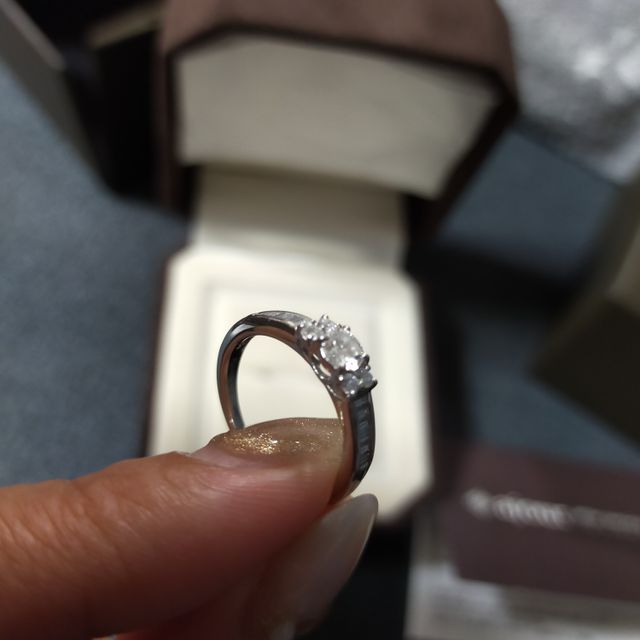 【ajour(アジュール)の口コミ】 見た目がわかりやすいぐらいキラキラでざ！婚約指輪って感じ弟とても気に…