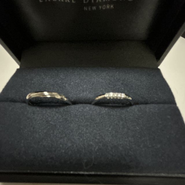 【ラザール ダイヤモンド(LAZARE DIAMOND)の口コミ】 シンプルな形でつけやすく、長くつけていきやすそうな形でありながら、横…