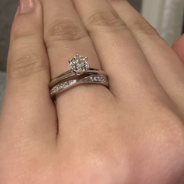 【BRILLIANCE+(ブリリアンスプラス)の口コミ】 ひねりのデザインが可愛いと思い、試着させていただきました。ハーフエタ…