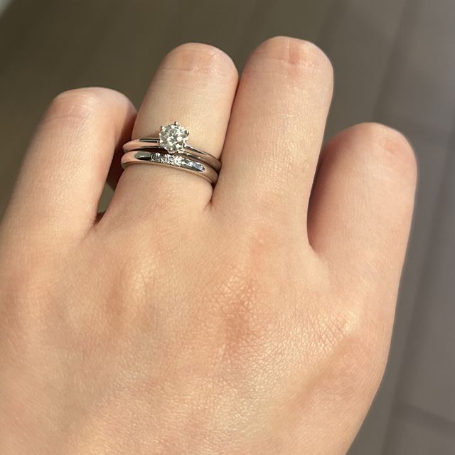 【BRILLIANCE+(ブリリアンスプラス)の口コミ】 いただいた婚約指輪と重ね付けをしたいと考えていたので、重ね付けした時…