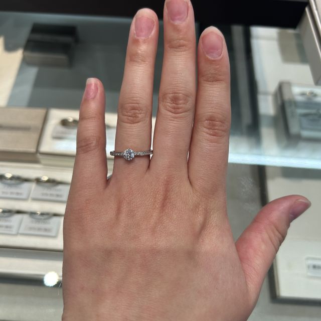 【アイプリモ(I-PRIMO)の口コミ】 とにかくキラキラしている婚約指輪が良いなと思い、試着させていただきま…