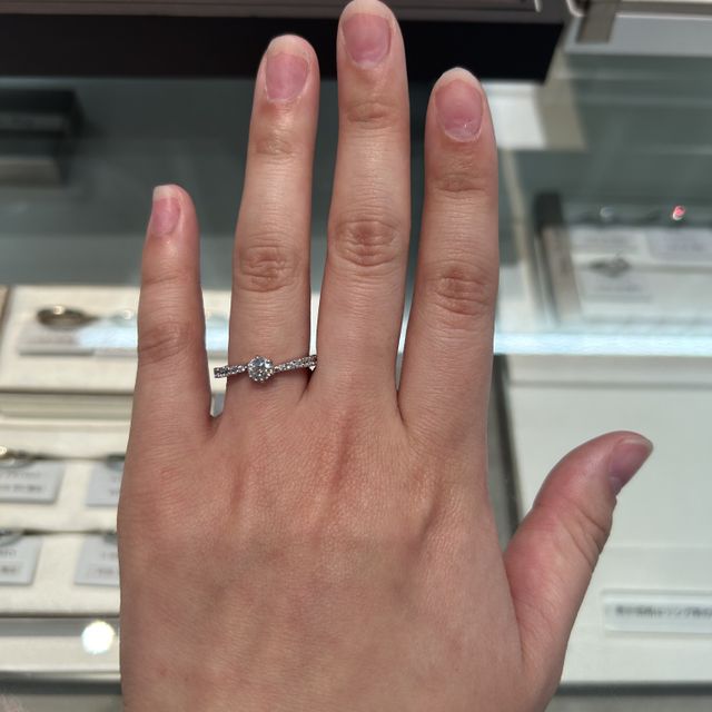 【アイプリモ(I-PRIMO)の口コミ】 ハーフエタニティでデザインが少し斜めになっている婚約指輪を試着させて…