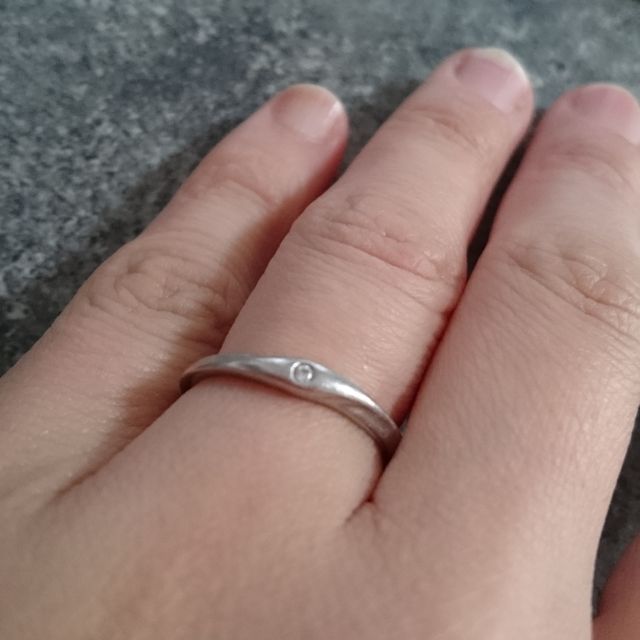 【4℃ BRIDAL(ヨンドシーブライダル)の口コミ】 指が太いので、昔から指輪が似合わずはめていませんでした。結婚指輪は目…