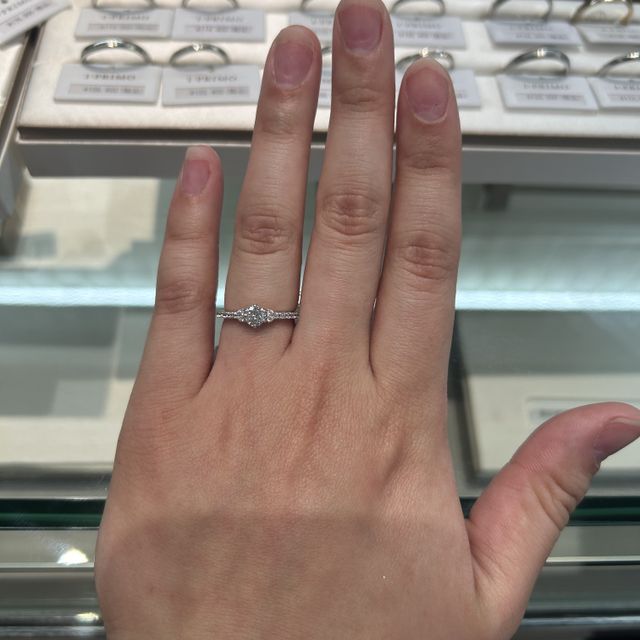 【アイプリモ(I-PRIMO)の口コミ】 婚約指輪といえば、ソリティアタイプが王道なイメージがありましたが、私…