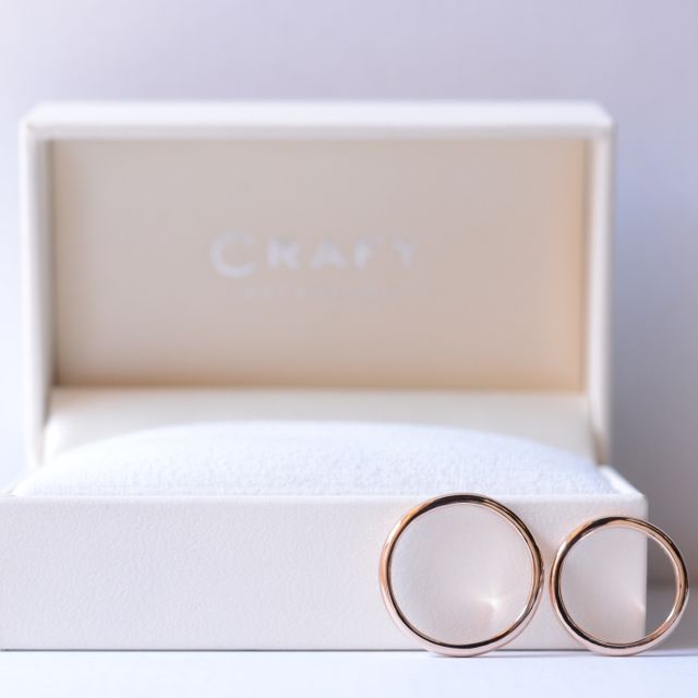 【CRAFY(クラフィ)の口コミ】 K18ピンクゴールド鏡面磨きの金属を選びました。
内側にスペシャルダイヤ…