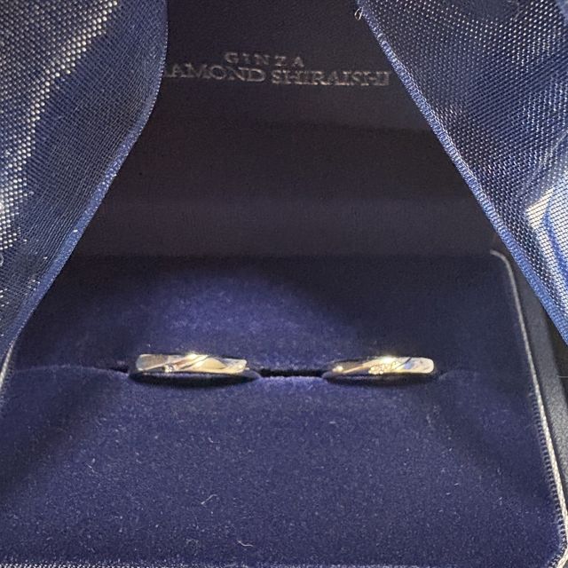 【銀座ダイヤモンドシライシの口コミ】 ダイヤがたくさん付いてキラキラしすぎているのが
苦手だった為シンプル且…