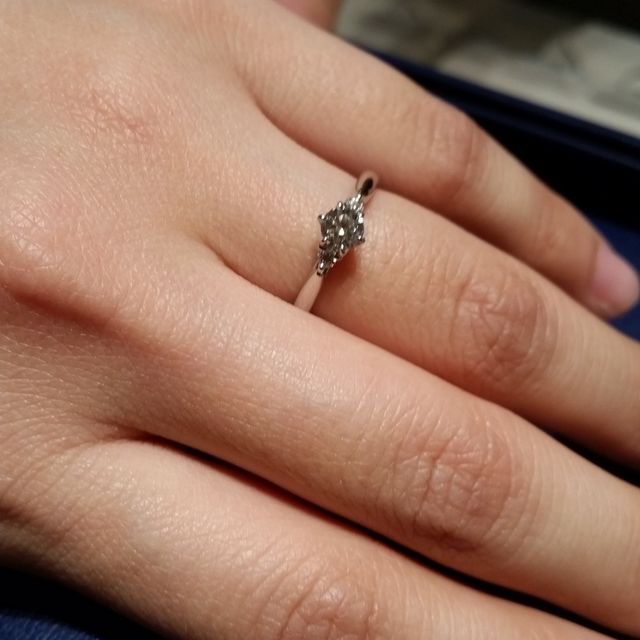 【銀座ダイヤモンドシライシの口コミ】 シンプルだけど、メインのダイヤが輝く・目立つようなデザインに惹かれ購…