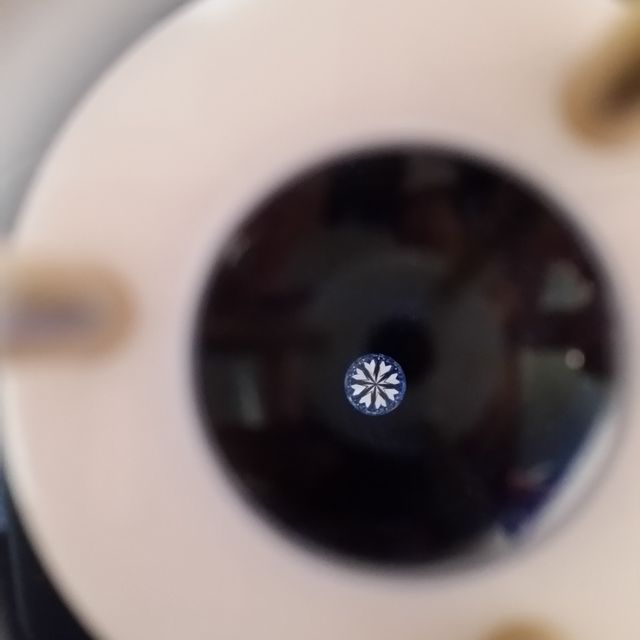 【銀座ダイヤモンドシライシの口コミ】 シンプルだけど、メインのダイヤが輝く・目立つようなデザインに惹かれ購…