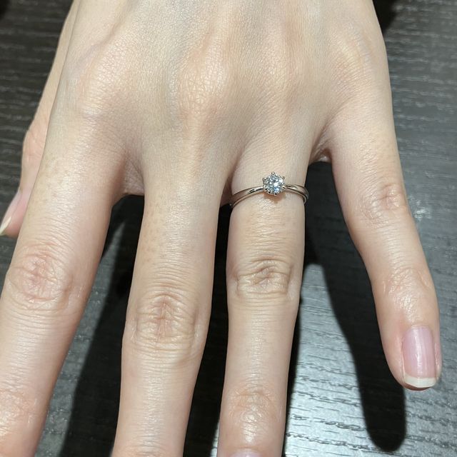 【ジュエリーツツミ(JEWELRY TSUTSUMI)の口コミ】 誰もがイメージするシンプルなデザインの婚約指輪です。
お相手が重ね付け…
