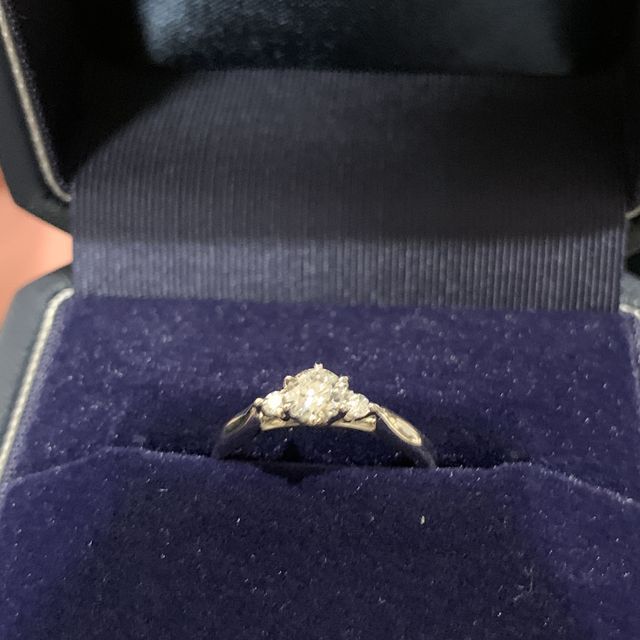 【銀座ダイヤモンドシライシの口コミ】 デザインが上品で、ダイヤモンドの輝きも申し分なく、とても素敵です。横…