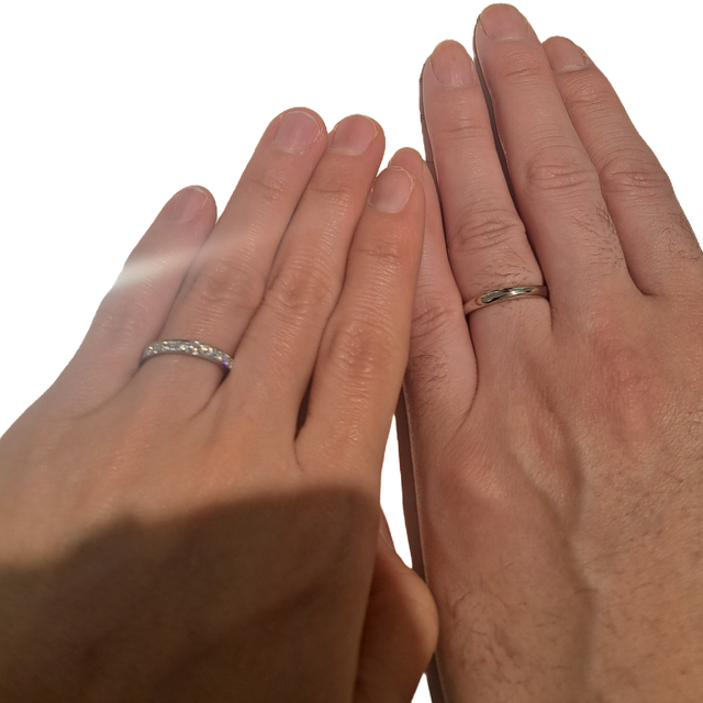 【4℃ BRIDAL(ヨンドシーブライダル)の口コミ】 シンプルですが、幅のあるデザインを選んだので、キラキラ感がとても華や…