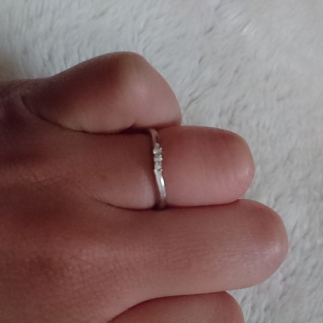 【AFFLUX(アフラックス)の口コミ】 元々、指が太いので、指が細く見えるもの・女性らしいデザインのものを探…