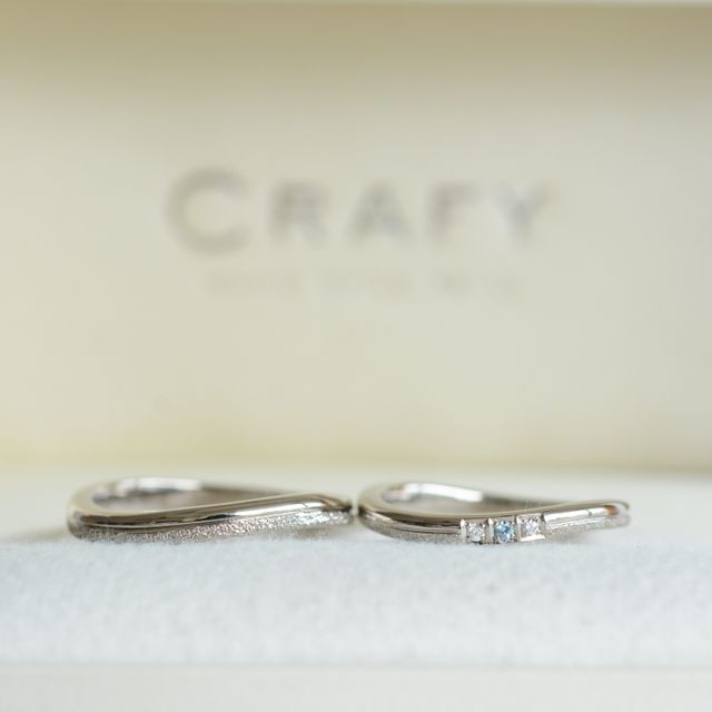 【CRAFY(クラフィ)の口コミ】 婚約指輪に合うようにウェーブがかかった形にしています。指輪をつけた時…