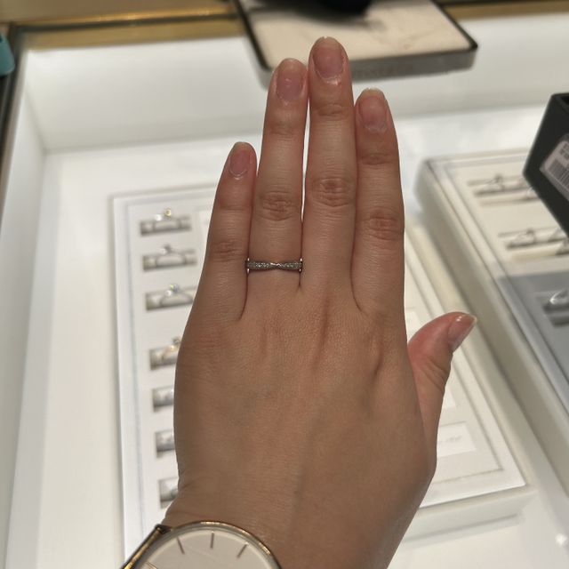 【ティファニー(Tiffany & Co.)の口コミ】 キラキラとした結婚指輪が良いと思い、試着することにしました。ハーフエ…