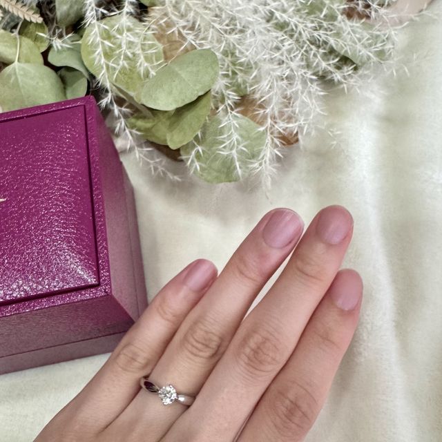 【ブルガリ(BVLGARI)の口コミ】 ダイヤ一個でも存在感を少し抑えたいようなデザインかと思います。ただ、…