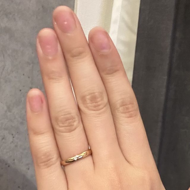 【BRILLIANCE+(ブリリアンスプラス)の口コミ】 ピンクゴールドが自分の肌色に合うと思い、試着することにしました。太さ…