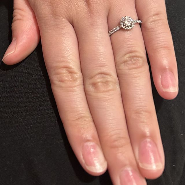 【BRILLIANCE+(ブリリアンスプラス)の口コミ】 華やかな婚約指輪も試着してみたい！と思い、こちらの婚約指輪を試着させ…
