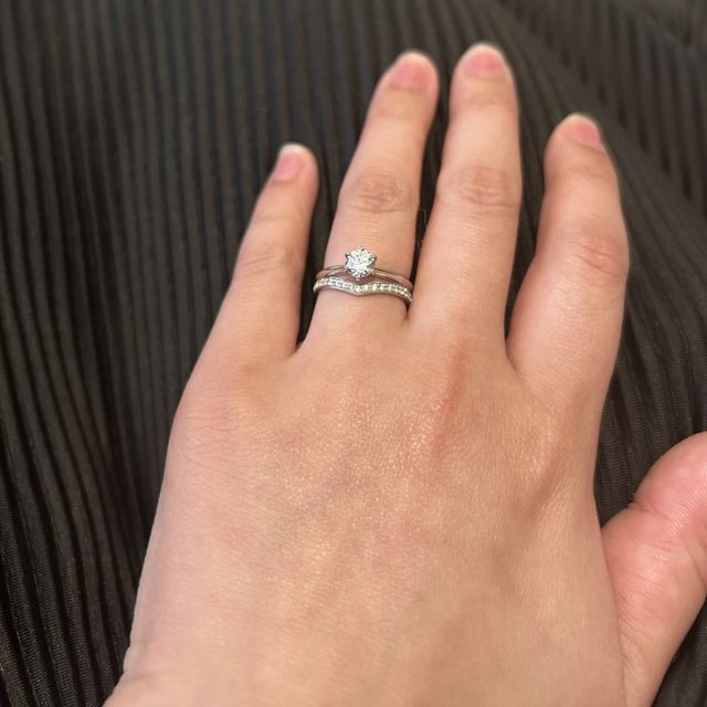 【BRILLIANCE+(ブリリアンスプラス)の口コミ】 婚約指輪との重ね付けを考えていたため、重ね付けに合う結婚指輪だと思い…