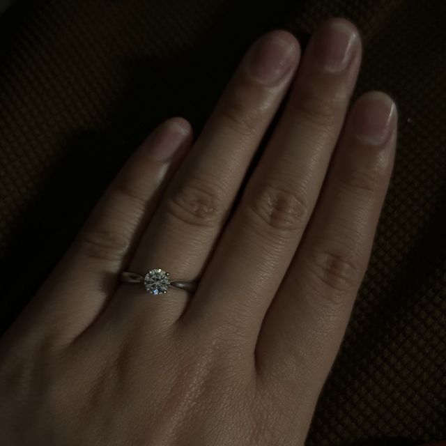 【BRILLIANCE+(ブリリアンスプラス)の口コミ】 ソリティアタイプの0.5ctの婚約指輪を試着させていただきました。カラット…