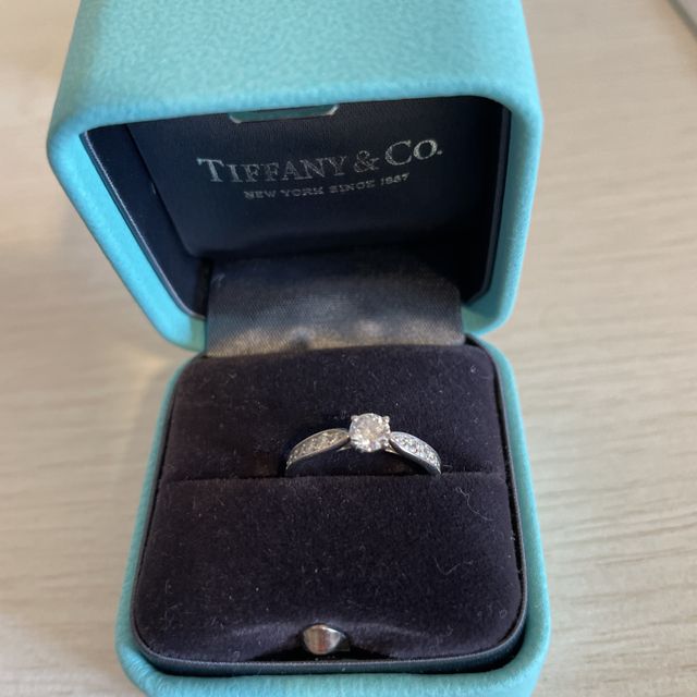 【ティファニー(Tiffany & Co.)の口コミ】 昔からティファニーの指輪に憧れがあったようで、婚約指輪はティファニー…