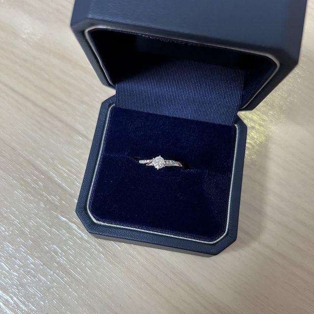 【銀座ダイヤモンドシライシの口コミ】 ウェーブがかかっており、指を綺麗に見せることができ、360°どこから…