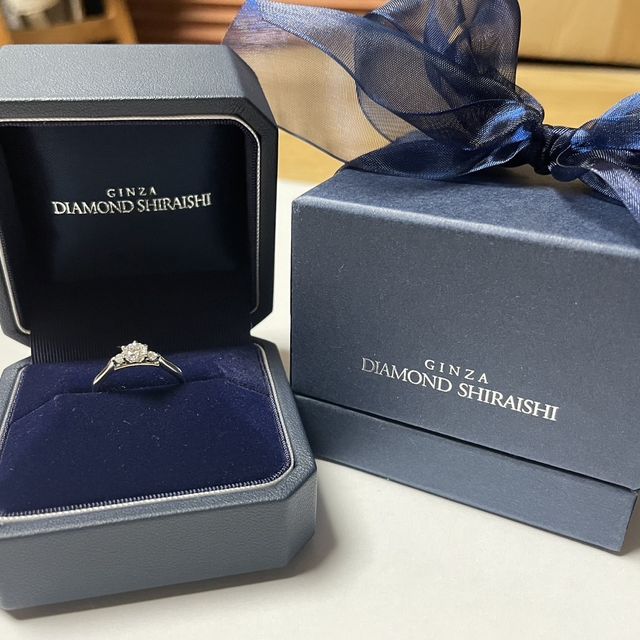 【銀座ダイヤモンドシライシの口コミ】 年齢を重ねてもつけることができ、結婚指輪と重ねづけできる婚約指輪とし…