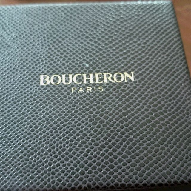 【ブシュロン(BOUCHERON)の口コミ】 あまり他の人とかぶらないデザイン。

ピンクゴールドとブラウンの２本つ…