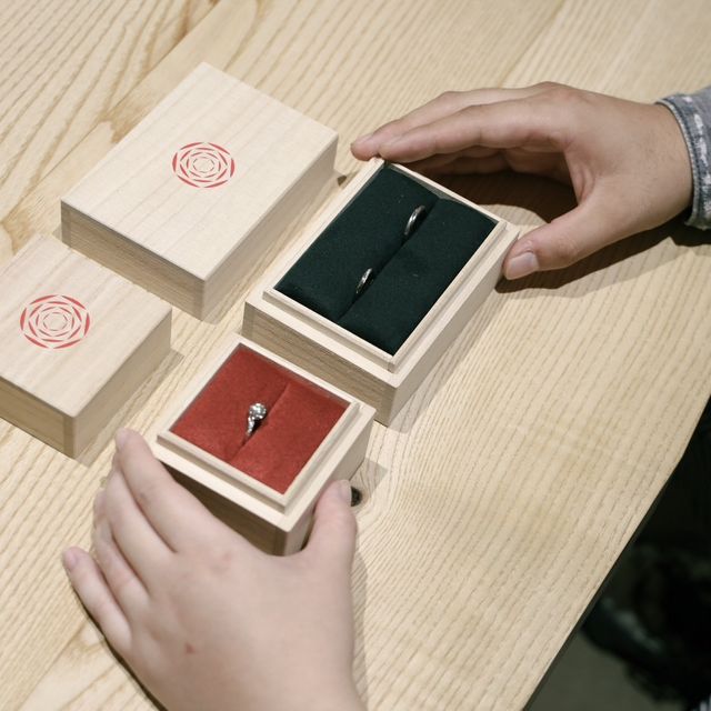 【出雲結(いずもゆい)の口コミ】 持ち込みのダイヤモンドで婚約指輪をつくっていただけました。重ね付けし…