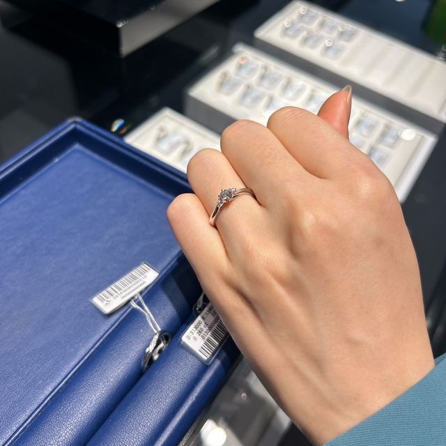 【銀座ダイヤモンドシライシの口コミ】 横から見ても綺麗なデザインで、ダイヤモンドがきらきらしていてとても素…