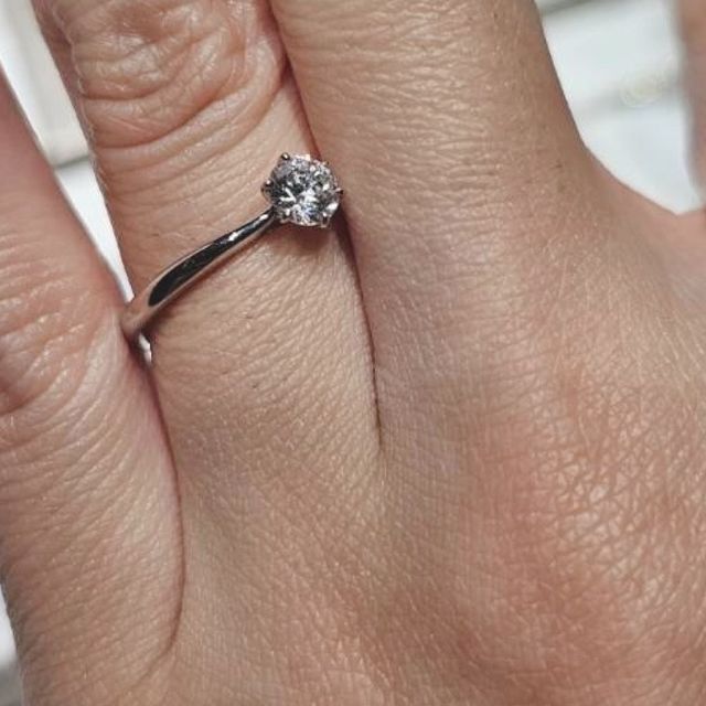【アイプリモ(I-PRIMO)の口コミ】 婚約指輪はシンプルなものから、青系やピンク系など可愛らしいものまで様…