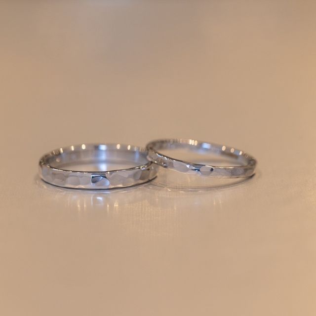 【ジュエリー工房 YAMAMOTOの口コミ】 鎚目のデザインが気に入っています。
リングの内側に刻印を入れられるため…