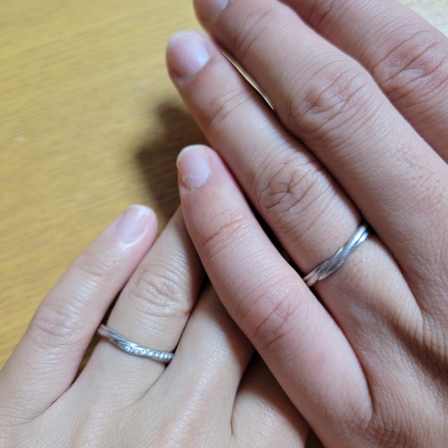【銀座ダイヤモンドシライシの口コミ】 ゆるいV型で、指がナチュラルに綺麗に見えるところと綺麗なダイヤモンドに…