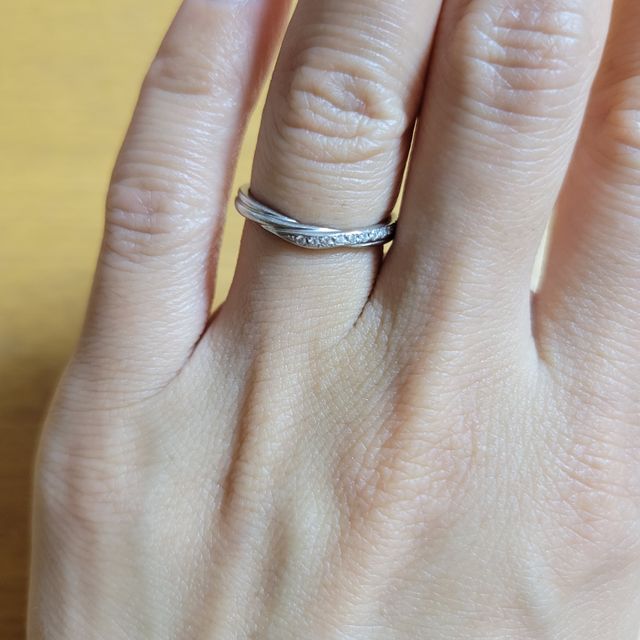 【銀座ダイヤモンドシライシの口コミ】 ゆるいV型で、指がナチュラルに綺麗に見えるところと綺麗なダイヤモンドに…
