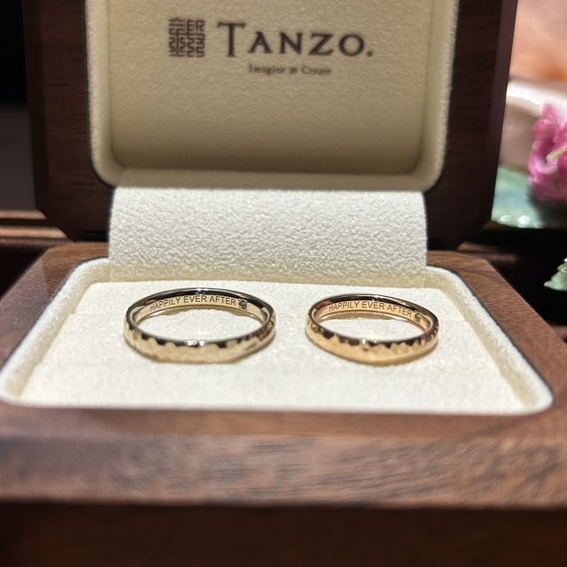【TANZO.(鍛造指輪)の口コミ】 TANZOの他の方のデザイン等参考にさせて頂き、形を選びました。
槌目部分…