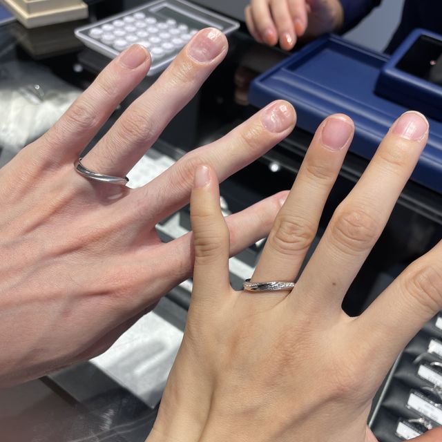 【銀座ダイヤモンドシライシの口コミ】 シンプルすぎず、指が細くても似合うウェーブものを選びました。変色しに…