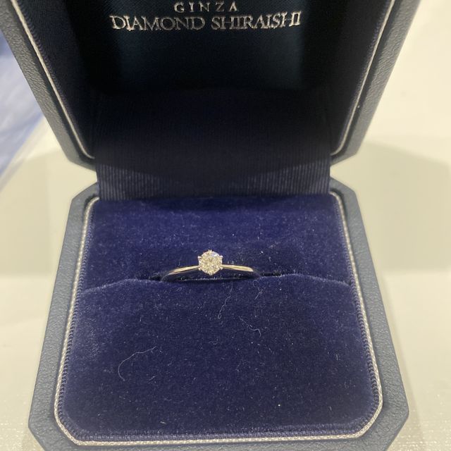 【銀座ダイヤモンドシライシの口コミ】 指輪はダイヤモンドが際立つ大きさです。上から見るとハートに見えるよう…