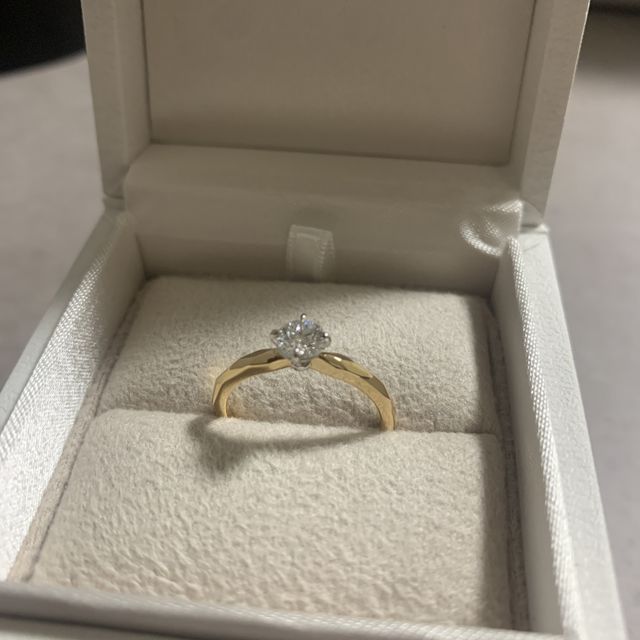 【ENUOVE(イノーヴェ)の口コミ】 結婚指輪との重ね付けをしたいとの要望だったので、結婚指輪と婚約指輪の…
