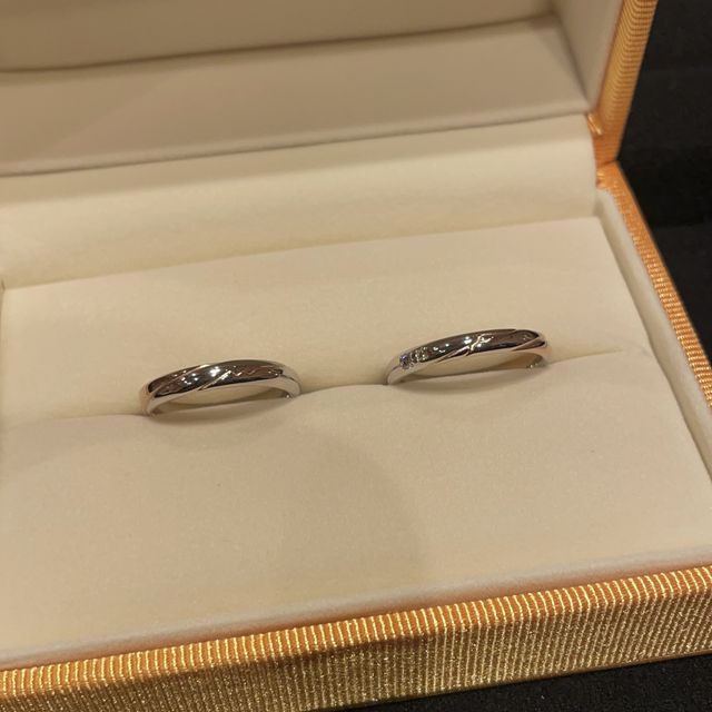 【ケイウノ ブライダル(K.UNO BRIDAL)の口コミ】 2人のイニシャルがそれぞれの指輪にはいっており、重ねるとつながるデザイ…