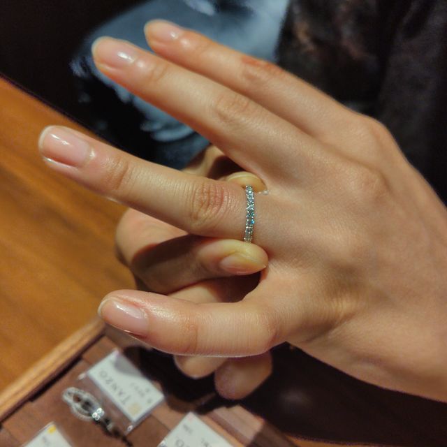 【TANZO.(鍛造指輪)の口コミ】 キラキラしているもの、輝きがいいものを選びました。
シンプルで飽きのこ…