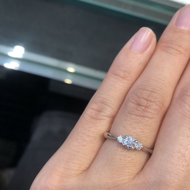 【ラザール ダイヤモンド(LAZARE DIAMOND)の口コミ】 デザインがゴージャスでずっと見ていたくなります。
リングを横から見た時…