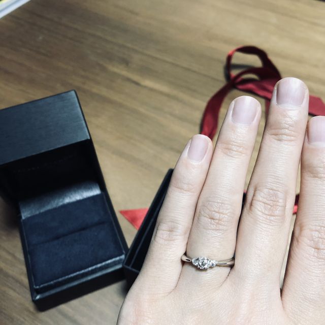 【ラザール ダイヤモンド(LAZARE DIAMOND)の口コミ】 デザインがゴージャスでずっと見ていたくなります。
リングを横から見た時…