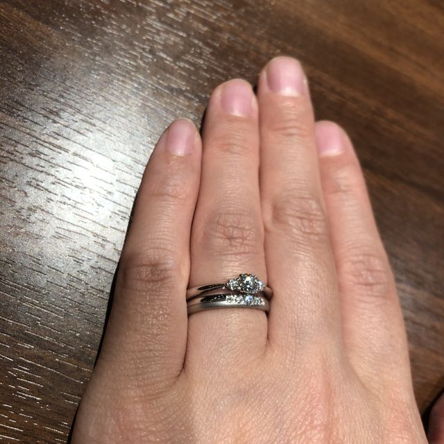 【ラザール ダイヤモンド(LAZARE DIAMOND)の口コミ】 まず、男性のデザインで多いのがシンプルで特になにもデザインがない指輪…