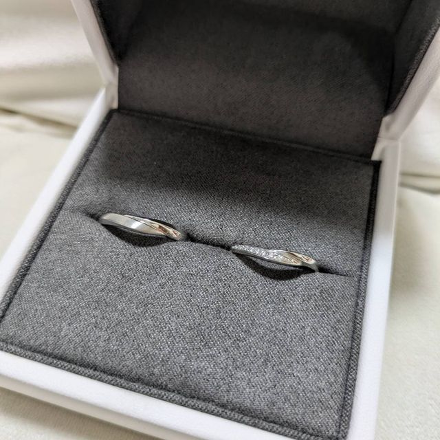 【Foulason(フレゾン)の口コミ】 指輪のデザインはシンプルなストレートではなく、捻りのあるデザインの物…