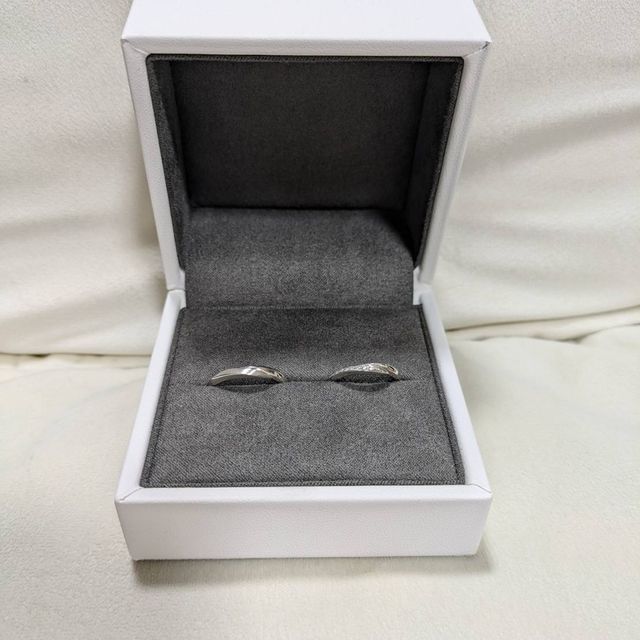 【Foulason(フレゾン)の口コミ】 指輪のデザインはシンプルなストレートではなく、捻りのあるデザインの物…