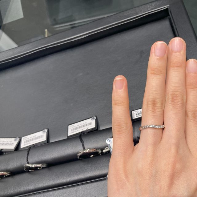 【ラザール ダイヤモンド(LAZARE DIAMOND)の口コミ】 自身の指に似合うウェーブやVラインを試着しました。他ブランドに比べてリ…